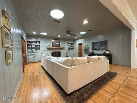 Living - 982 S Church St, Brookhaven, MS 39601 photo 3 of 7
