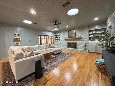 Living - 982 S Church St, Brookhaven, MS 39601 photo 4 of 7