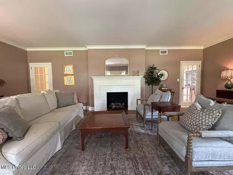 Living - 982 S Church St, Brookhaven, MS 39601 photo 2 of 7