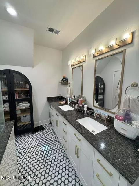 Bath - 982 S Church St, Brookhaven, MS 39601 photo 7 of 10