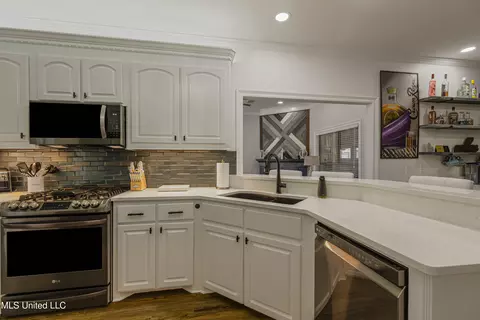Kitchen - 412 Rolling Hills Cir, Brandon, MS 39042 photo 4 of 6
