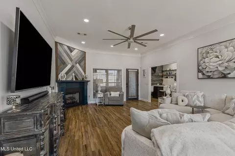 Living - 412 Rolling Hills Cir, Brandon, MS 39042 photo 2 of 3