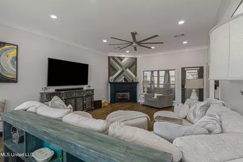 Living - 412 Rolling Hills Cir, Brandon, MS 39042 photo 1 of 3