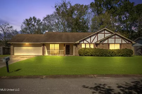 825 Bilglade Dr, Biloxi, MS 39532