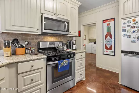 Kitchen - 233 Rockbridge Dr, Madison, MS 39110 photo 3 of 3