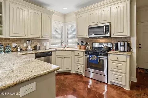 Kitchen - 233 Rockbridge Dr, Madison, MS 39110 photo 1 of 3