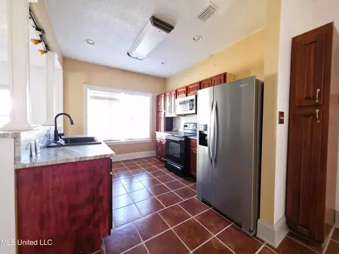 Kitchen - 4700 Thompson St, Moss Point, MS 39563 photo 1 of 2