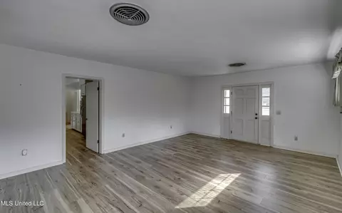 Living - 632 NW Second Ave, Magee, MS 39111 photo 2 of 16