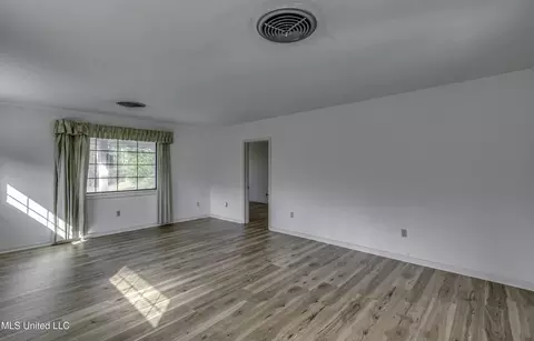 Living - 632 NW Second Ave, Magee, MS 39111 photo 3 of 16