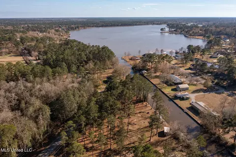 554 Lakeside Dr, Carriere, MS 39426