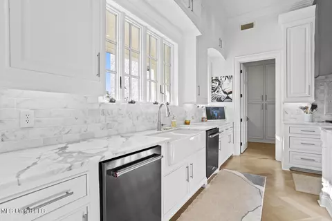 Kitchen - 149 Old Farm Rd, Madison, MS 39110 photo 4 of 13