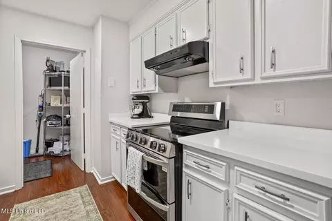 Kitchen - 432 Green Leaf Trl, Madison, MS 39110 photo 2 of 3