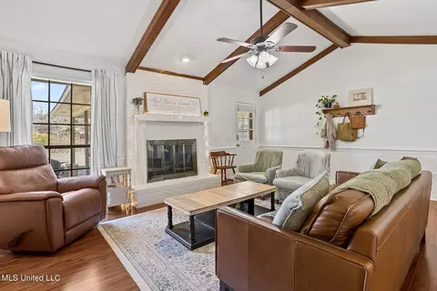 Living - 432 Green Leaf Trl, Madison, MS 39110 photo 2 of 2