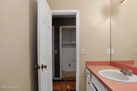 Bath - 5571 Tiki Ln, Jackson, MS 39212 photo 3 of 7