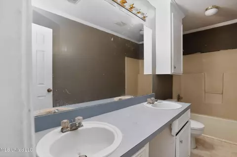 Bath - 5571 Tiki Ln, Jackson, MS 39212 photo 5 of 7