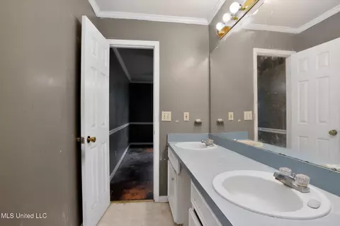 Bath - 5571 Tiki Ln, Jackson, MS 39212 photo 2 of 7