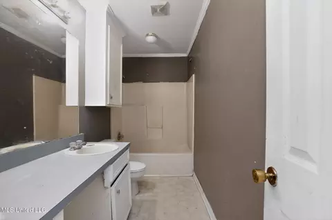 Bath - 5571 Tiki Ln, Jackson, MS 39212 photo 1 of 7