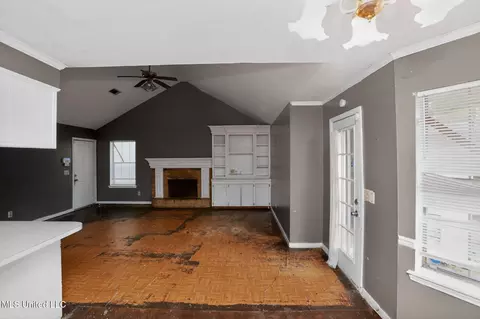 Living - 5571 Tiki Ln, Jackson, MS 39212 photo 3 of 5
