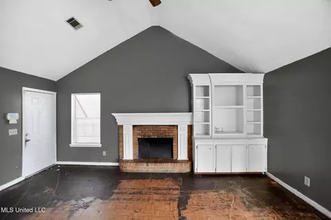 Living - 5571 Tiki Ln, Jackson, MS 39212 photo 4 of 5