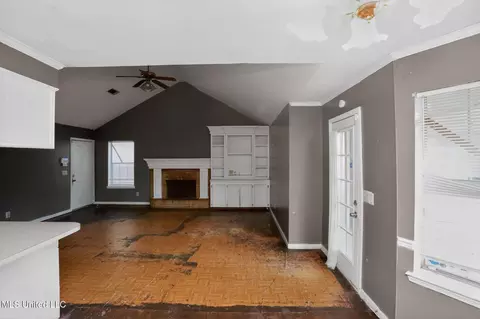 Living - 5571 Tiki Ln, Jackson, MS 39212 photo 2 of 5