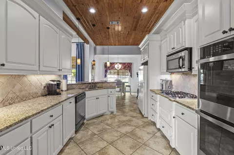 Kitchen - 103 Elm Ct, Madison, MS 39110 photo 2 of 2