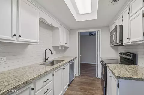 Kitchen - 29 Stonegate Dr, Brandon, MS 39042 photo 3 of 3