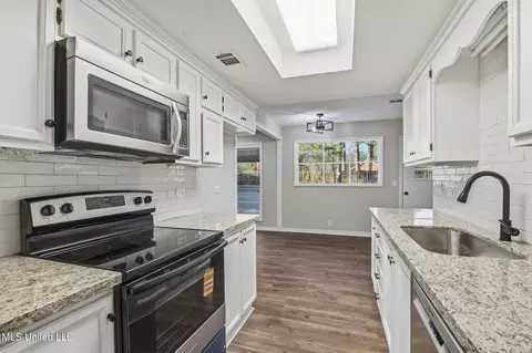 Kitchen - 29 Stonegate Dr, Brandon, MS 39042 photo 2 of 3