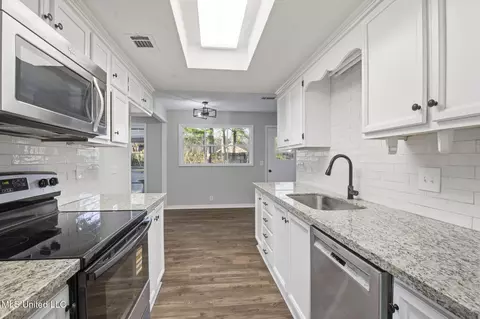 Kitchen - 29 Stonegate Dr, Brandon, MS 39042 photo 1 of 3