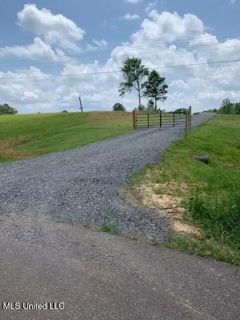 12239 Old Byhalia Rd, Byhalia, MS 38611