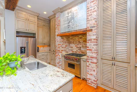 Kitchen - 104 Ivy Brook Dr, Madison, MS 39110 photo 2 of 3