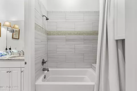 Bath - 4665 Katherine Blvd, Jackson, MS 39211 photo 10 of 12