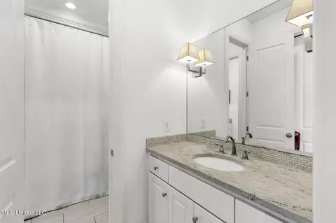 Bath - 4665 Katherine Blvd, Jackson, MS 39211 photo 9 of 12