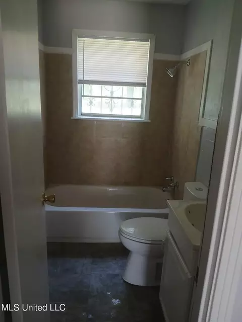 Bath - 2858 Queensroad Ave, Jackson, MS 39213 photo 1 of 1