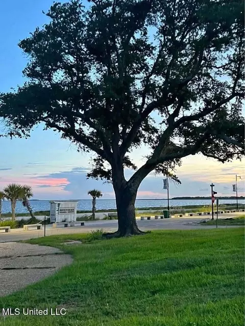1607 Beach Blvd, Pascagoula, MS 39567