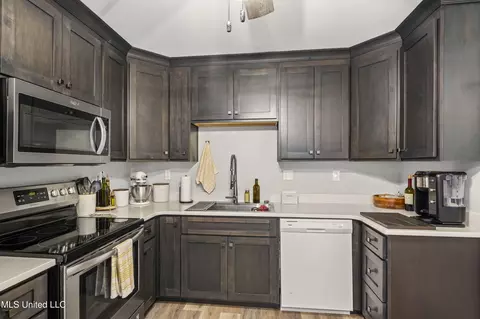Kitchen - 10153 Stephenson Ln, Olive Branch, MS 38654 photo 3 of 3