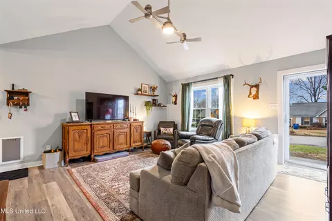 Living - 10153 Stephenson Ln, Olive Branch, MS 38654 photo 1 of 1
