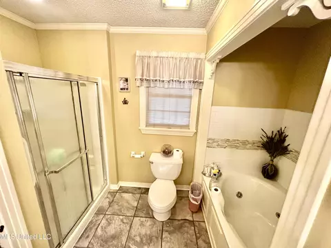 Bath - 206 W Meadowbrook Dr, Brookhaven, MS 39601 photo 2 of 3