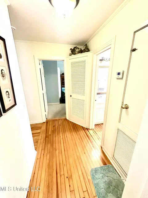 Entry Way - 206 W Meadowbrook Dr, Brookhaven, MS 39601 photo 2 of 2