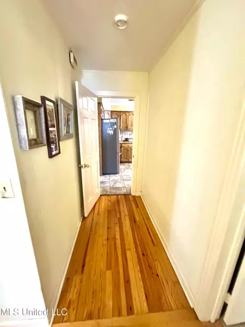 Entry Way - 206 W Meadowbrook Dr, Brookhaven, MS 39601 photo 1 of 2