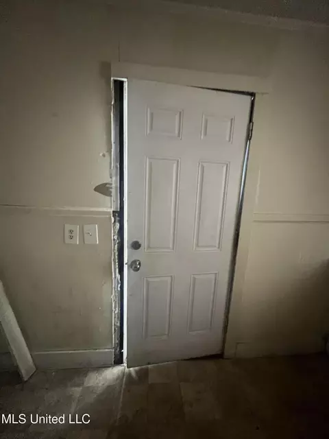 Entry Way - 979 Winn St, Jackson, MS 39204 photo 4 of 4