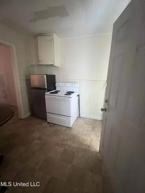 Kitchen - 979 Winn St, Jackson, MS 39204 photo 2 of 2