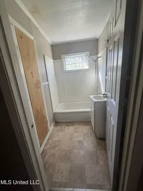 Bath - 979 Winn St, Jackson, MS 39204 photo 1 of 1