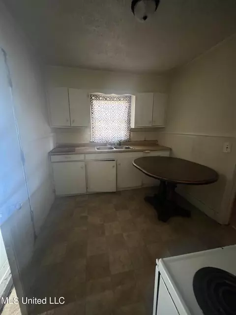 Kitchen - 979 Winn St, Jackson, MS 39204 photo 1 of 2
