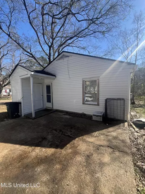 Exterior - 979 Winn St, Jackson, MS 39204 photo 2 of 2