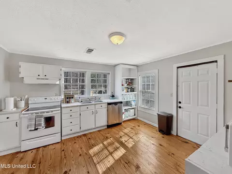 Kitchen - 1699 White Rd, Florence, MS 39073 photo 2 of 2