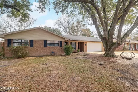 830 Bluewood Dr, Biloxi, MS 39532