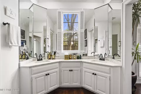 Bath - 803 Meadowbrook Rd, Jackson, MS 39206 photo 3 of 12