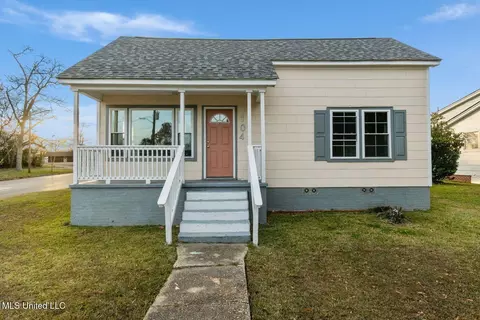 104 N 14th Ave, Laurel, MS 39440