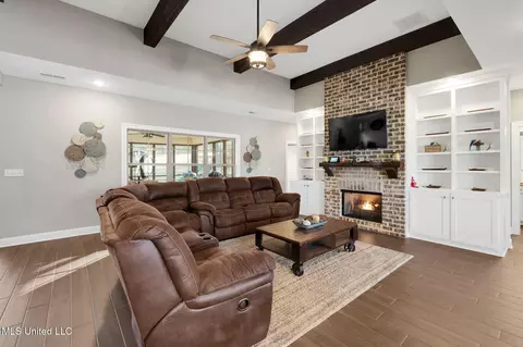 Living - 7899 Remington Cv, Hernando, MS 38632 photo 1 of 2