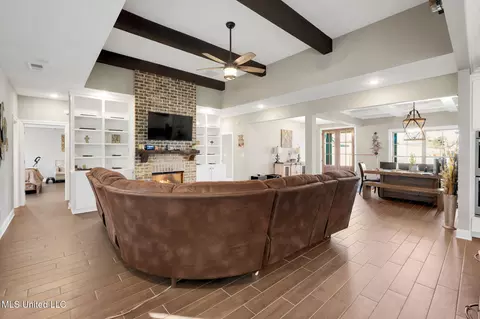Living - 7899 Remington Cv, Hernando, MS 38632 photo 2 of 2